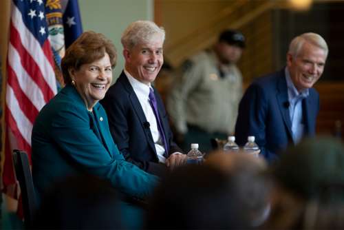 blog-bridging-politics-and-business-t25-reflects-on-tucks-forum-with-senators-portman-and-shaheen-header.jpg